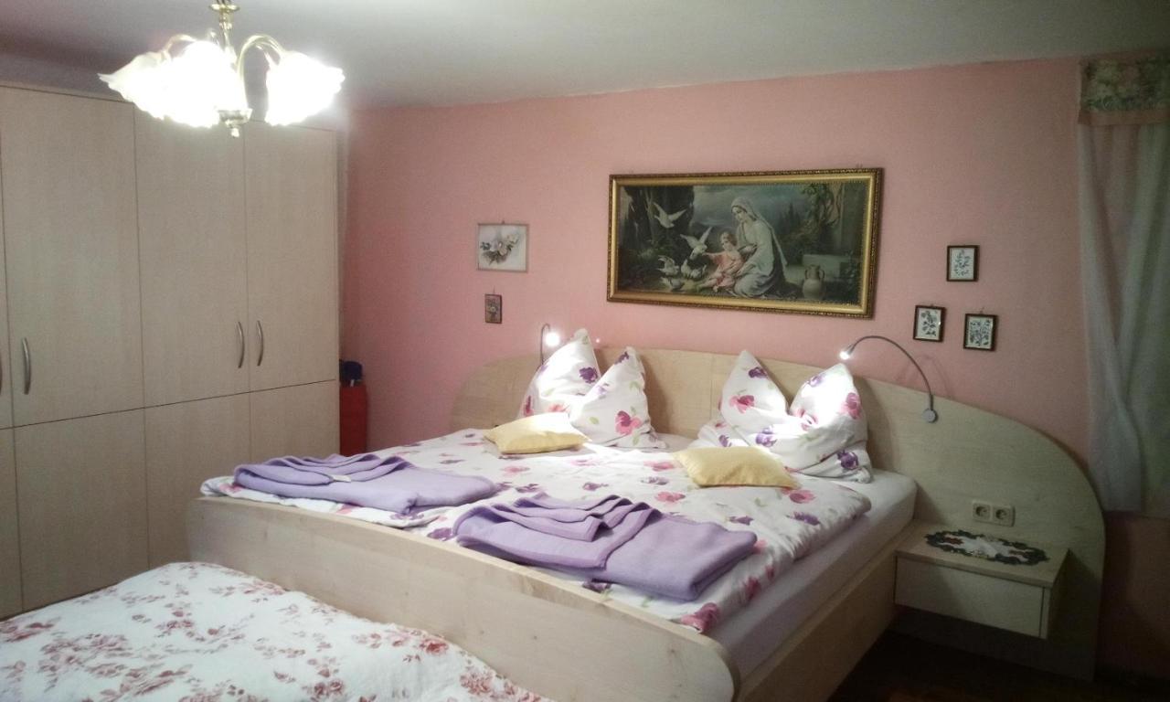Weinbau-Gaestezimmer Martin Und Eva Maria Jamek Weissenkirchen in der Wachau Bagian luar foto