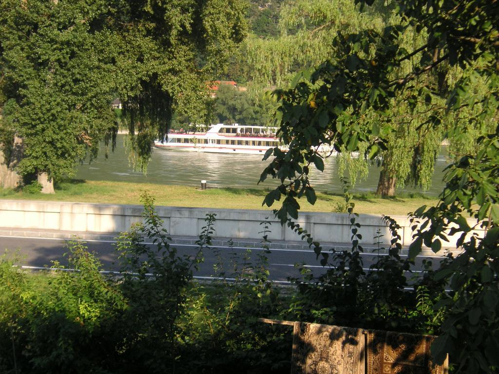 Weinbau-Gaestezimmer Martin Und Eva Maria Jamek Weissenkirchen in der Wachau Bagian luar foto